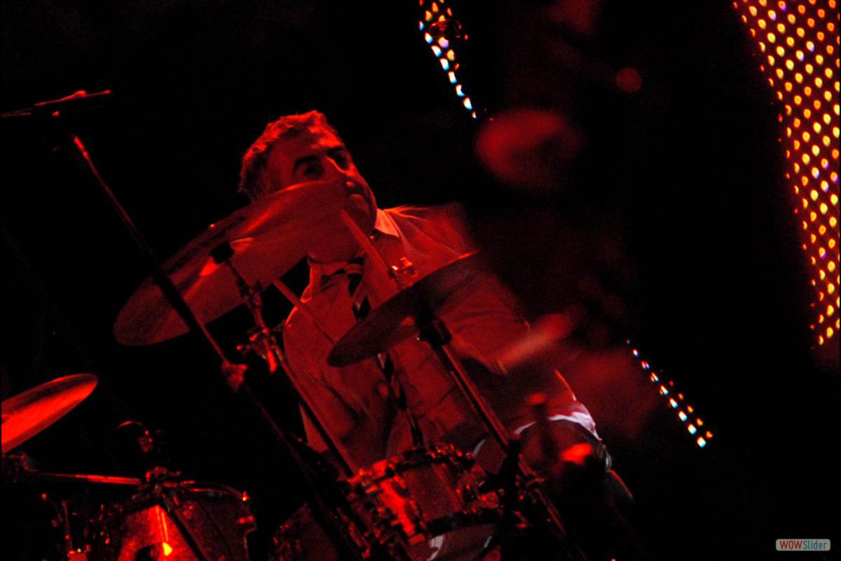 ERIC JIMENEZ - con Los Planetas. Foto: J. E. GÓMEZ * IndyRock