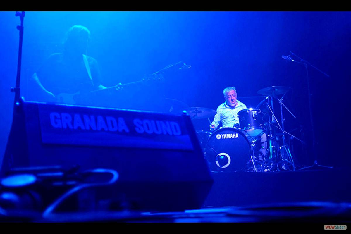 ERIC JIMENEZ - con Los Planetas. Foto:Fran Karmona * IndyRock